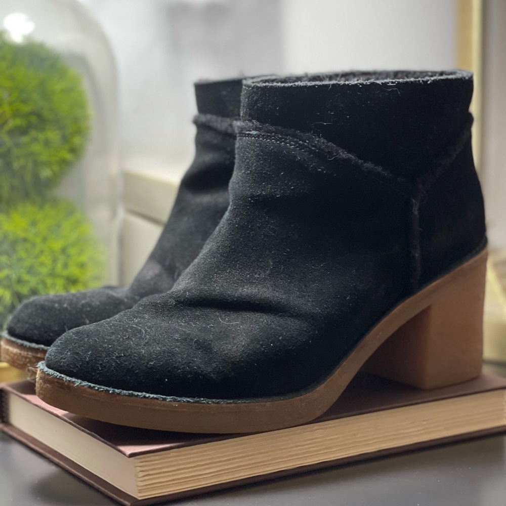 UGG Short Black Bootie